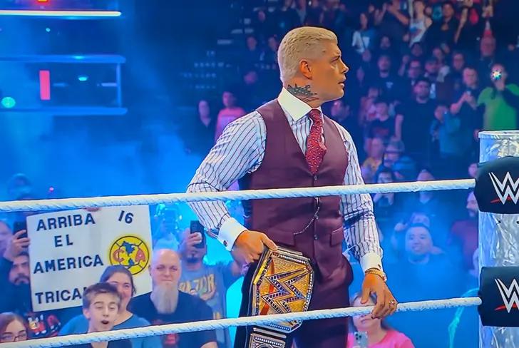 Hasta el campeón de WWE vio esa pancarta - Foto: Captura de pantalla