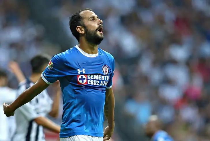 Víctor Vázquez con Cruz Azul.