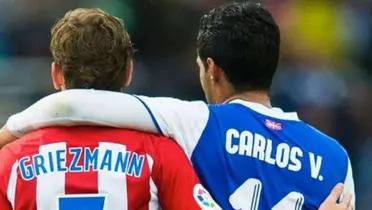 Abrazo entre Griezmann y Carlos Vela (Fuente: AS) 