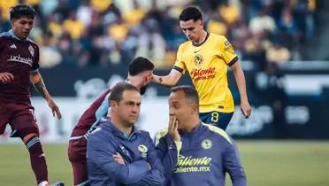 André Jardine y su auxiliar y al fondo Álvaro Fidalgo (Foto: Imago7)