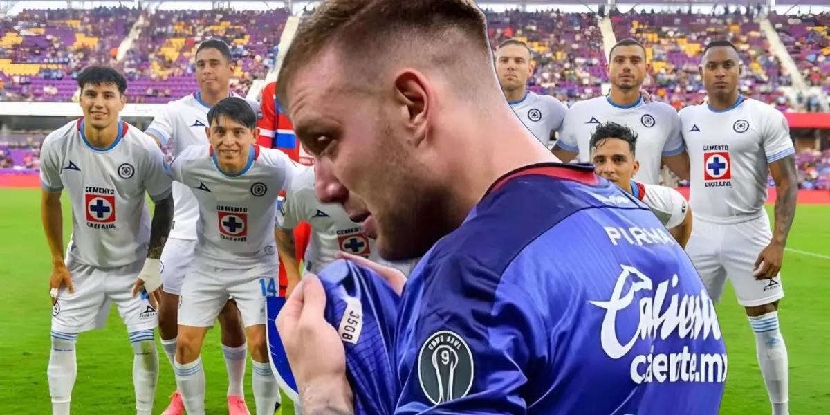 Carlos Rotondi y al fondo el equipo de Cruz Azul (Foto: GettyImages)