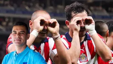 'Chicharito' y Alan Mozo celebran un gol; Rafa Márquez  DT del filial culé | Foto: SportsMedia