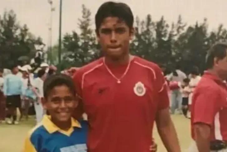 Luis Romo junto a su hermano Darío, juvenil de Chivas en aquel momento