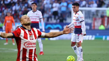 Fernando Beltrán controla el balón en el Pachuca vs Chivas.