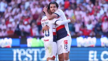 Ricardo Marín y Fernando Beltrán celebran el gol de Chivas ante Pachuca.