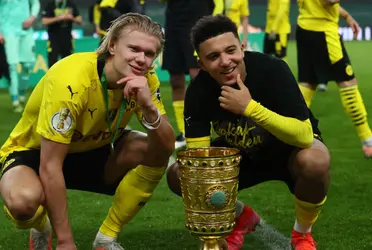 Sancho y Haaland festejando la obtención de la Copa de Alemania 2021