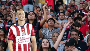 Afición de Atlas en el Jalisco y Chicharito sonriendo | Foto: FC