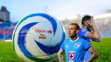 Balón de la Liga MX y jugadores de Cruz Azul con aspecto triste/Foto Fútbol Total.