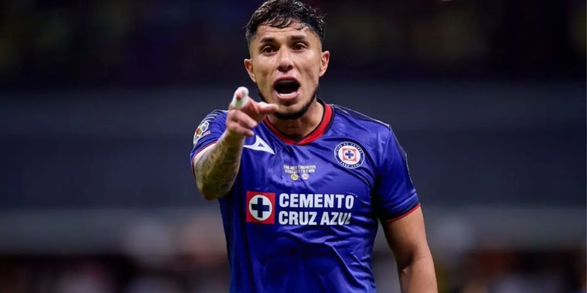 Carlos Salcedo con la playera de Cruz Azul (Foto: GettyImages)