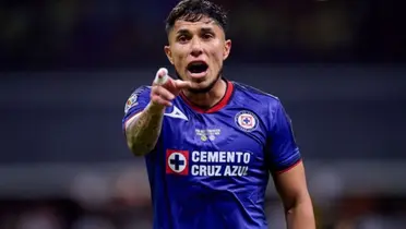 Carlos Salcedo con la playera de Cruz Azul (Foto: GettyImages)