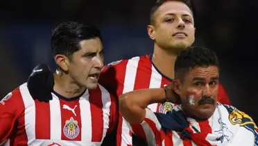 Chicharito y Victor Guzmán abrazados| Foto: Marca