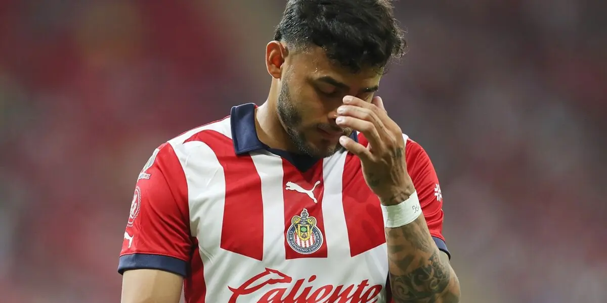 Chivas de Guadalajara castiga a Alexis Vega, pero ahora lo mima, no se entiende. 