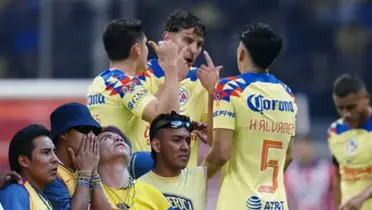 Defensas de América discutiendo y afición azulcrema preocupada | Foto: Águilas Monumental