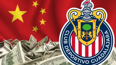  Dinero junto al escudo del equipo de Chivas /Foto: Marca