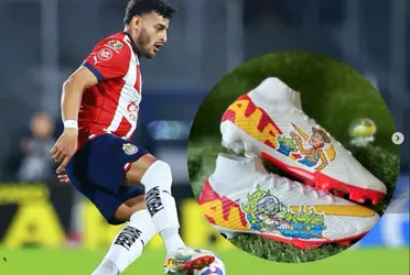 El futbolista capitalino recibe peculiar diseño en sus tennis