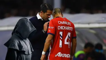 Fernando Gago con Chicharito en la zona de bancas del Estadio Azteca | Foto: Marca