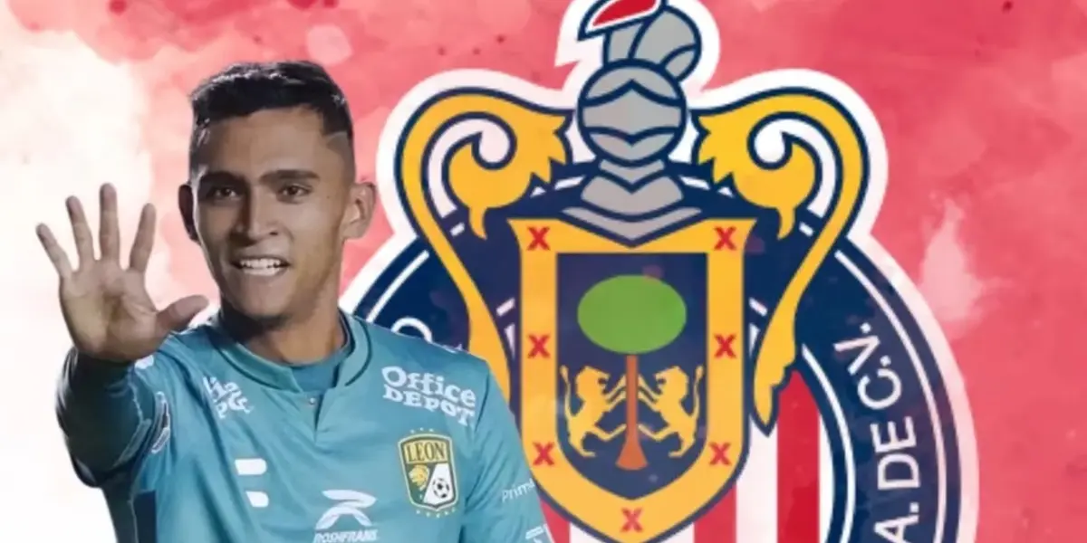 Fidel Ambriz junto al escudo de Chivas / FOTO SPORTMEDIA