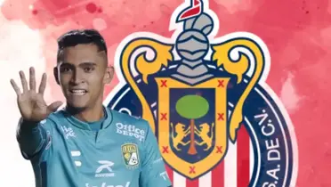 Fidel Ambriz junto al escudo de Chivas / FOTO SPORTMEDIA