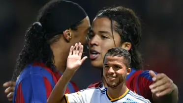 Giovani dos Santos con Ronaldinho en Barcelona durante la temporada 2007-08.