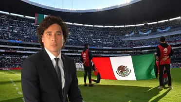 Guillermo Ochoa de traje y bandera de México/ Foto Selección Nacional.