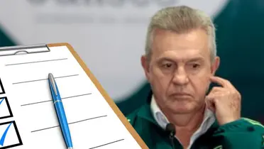 Javier Aguirre muy pensativo y a lado una lista (Foto: X @miseleccionmx)