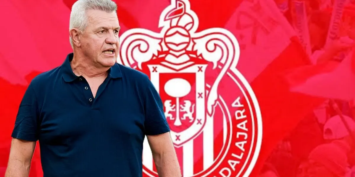 Javier Aguirre y al fondo el escudo de Chivas (Foto: GettyImages)