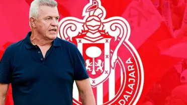 Javier Aguirre y al fondo el escudo de Chivas (Foto: GettyImages)