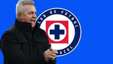 Javier Aguirre y al fondo el escudo de Cruz Azul (Foto: GettyImages)