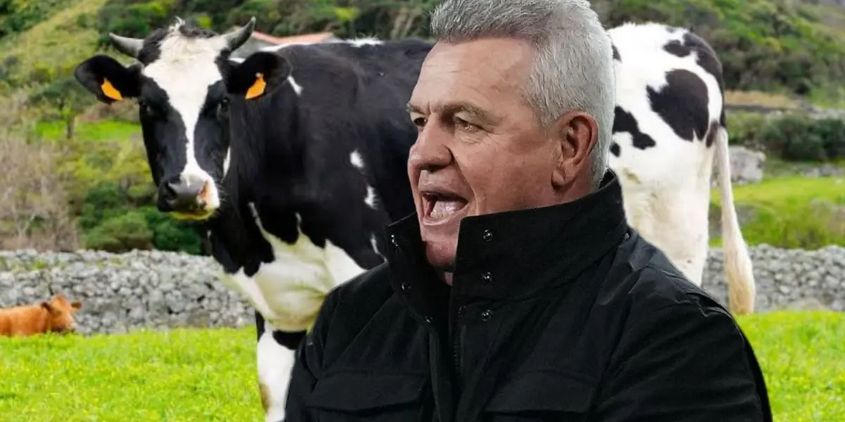 Javier Aguirre y al fondo una vaca (Foto: GettyImages)