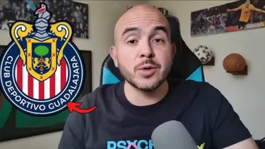 Jesús Bernal de ESPN y escudo de Chivas |Foto: Yt Jesús Bernal