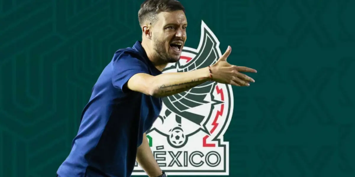 Martín Anselmi y al fondo el escudo de Cruz Azul (Foto: GettyImages)