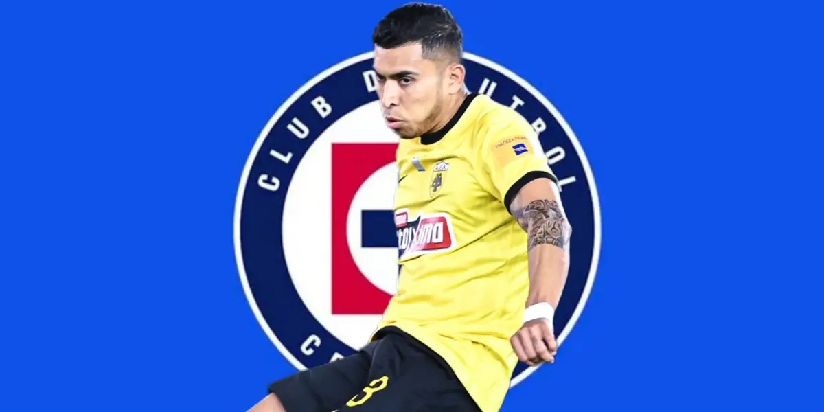 Orbelín Pineda y atrás el escudo de Cruz Azul (Foto: GettyImages)