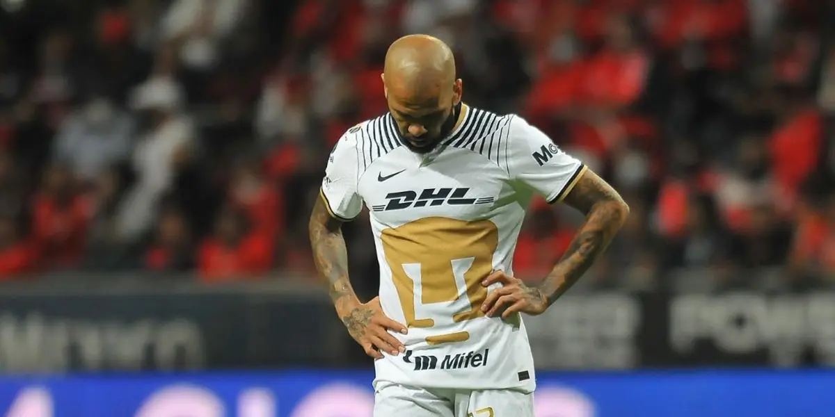 Pumas rescindió el contrato de Alves luego de que fuera llevado a la cárcel en Barcelona.