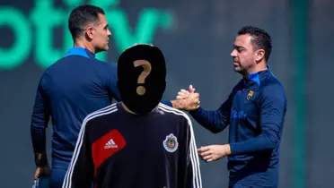 Rafa Márquez y Xavi Hernández se dan la mano, silueta de John van't Schip | Foto: Marca