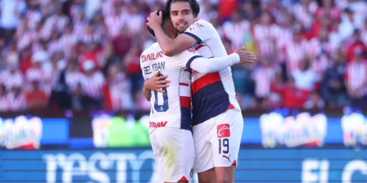 Ricardo Marín y Fernando Beltrán celebran el gol de Chivas ante Pachuca.