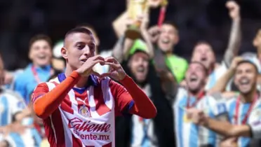 Roberto Alvarado celebrando un gol con la camiseta de Chivas | Foto: Claro Sports