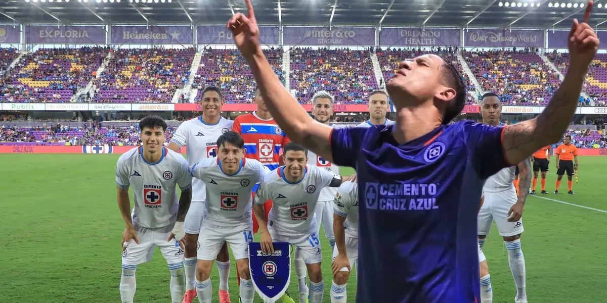 Uriel Antuna y al fondo el equipo de Cruz Azul (GettyImages)